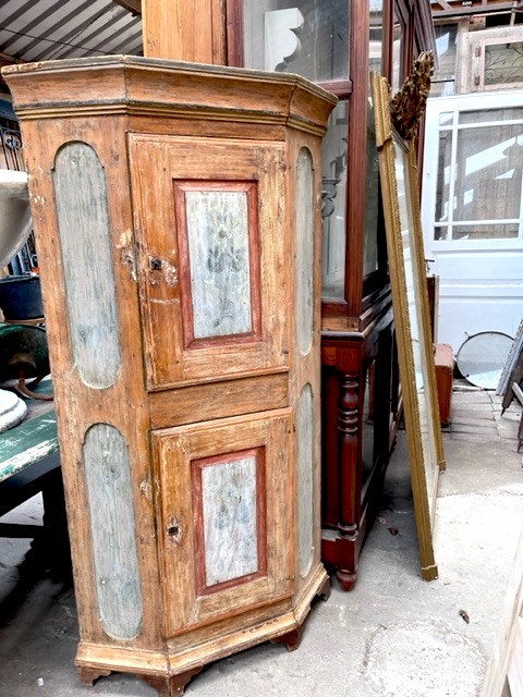 Antieke Zweedse kast brengt een unieke sfeer in meubels accessoires - brocante voor binnen en buiten de echt franse broc - Benko